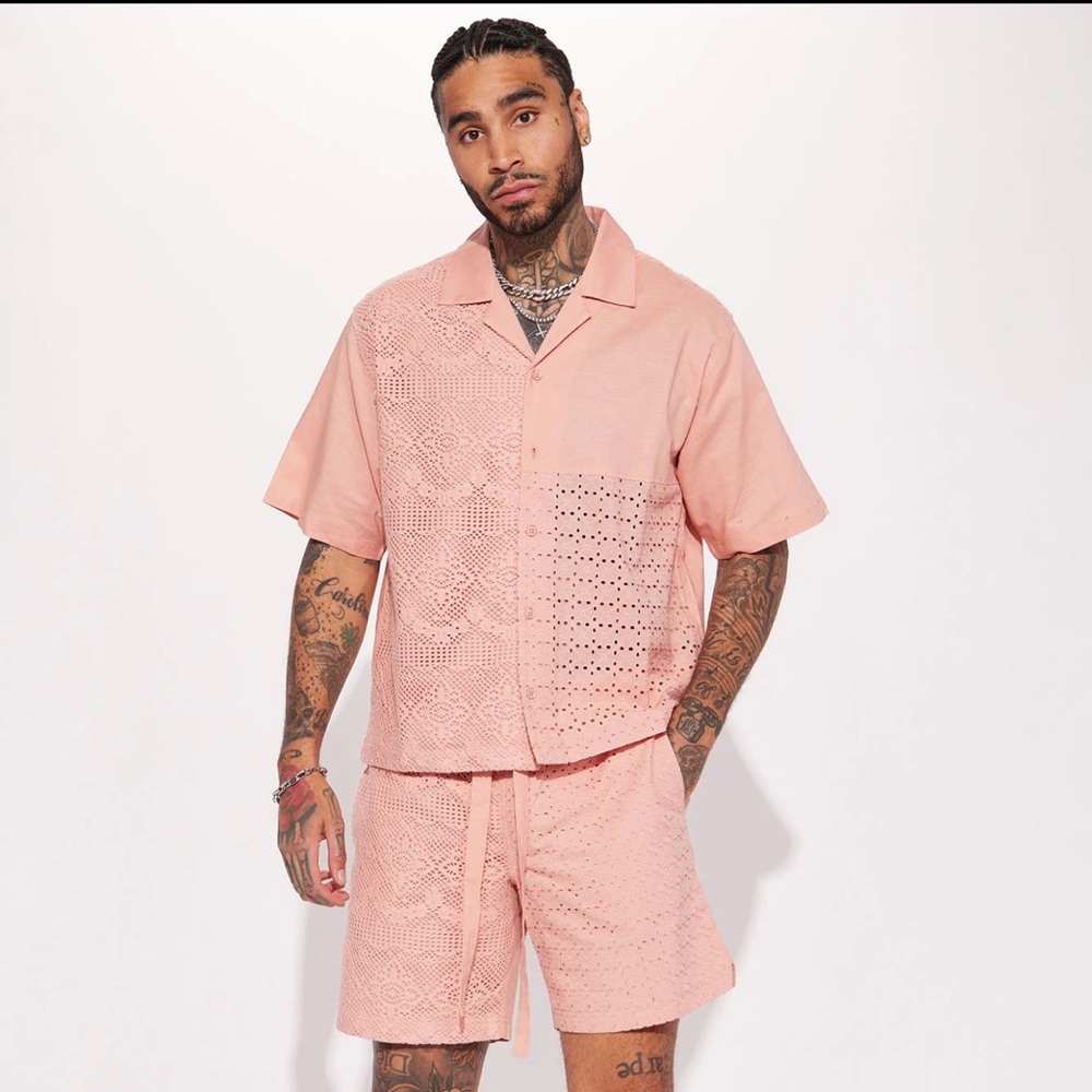 Fashion Nova Men Mauve colored short sleeve button up, Size small, new with tags